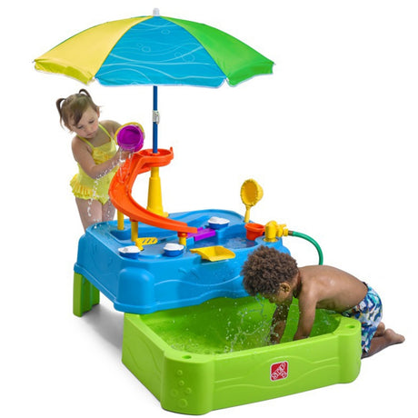 Stolik wodny dla dzieci z regulowanym parasolem, zjeżdżalnią i basenikiem Step2 do zabawy na świeżym powietrzu.