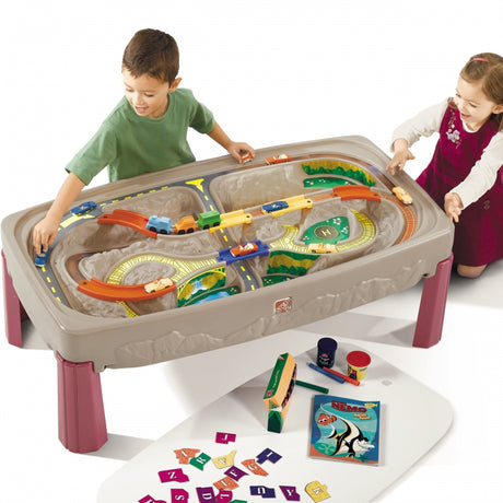 Tor samochodowy Step2 Kanion z blatem stołem i kolejką dla dzieci, idealny dla 2 latka, zapewnia niekończącą się zabawę.