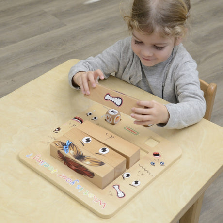 Drewniana gra Emocje Masterkidz Montessori, uczy dzieci rozpoznawania i wyrażania emocji w kreatywny sposób.