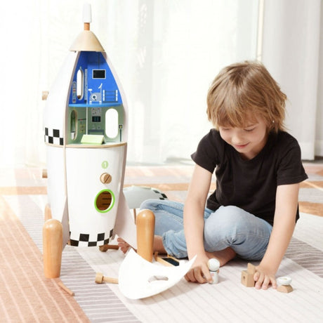 Domek drewniany dla dzieci Classic World w kształcie rakiety z 12 kolorowymi pomieszczeniami i figurkami, rozwija wyobraźnię.