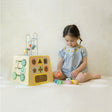 Drewniana Kostka Edukacyjna 6w1 od Classic World - najlepsza zabawka sensoryczna rozwijająca kreatywność i zdolności manualne dzieci.