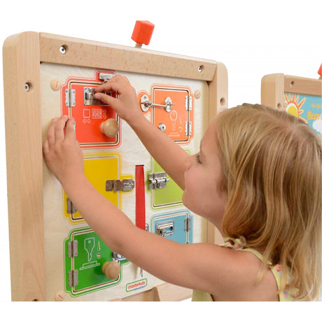 Drewniana tablica manipulacyjna Masterkidz z 6 sejfami do nauki otwierania zamków dla dzieci, rozwija zręczność i zabawę.