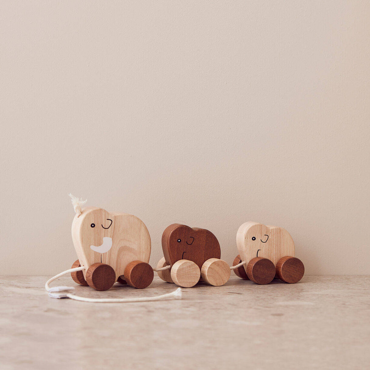 Zabawka drewniana Kid's Concept NEO rodzina mamutów do ciągnięcia