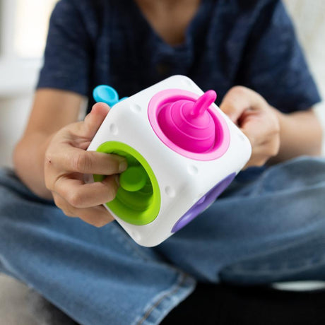 Zabawka sensoryczna Fat Brain Toys Tugl Cube - kostka edukacyjna stymulująca zmysły dla niemowląt, wspiera rozwój motoryczny.