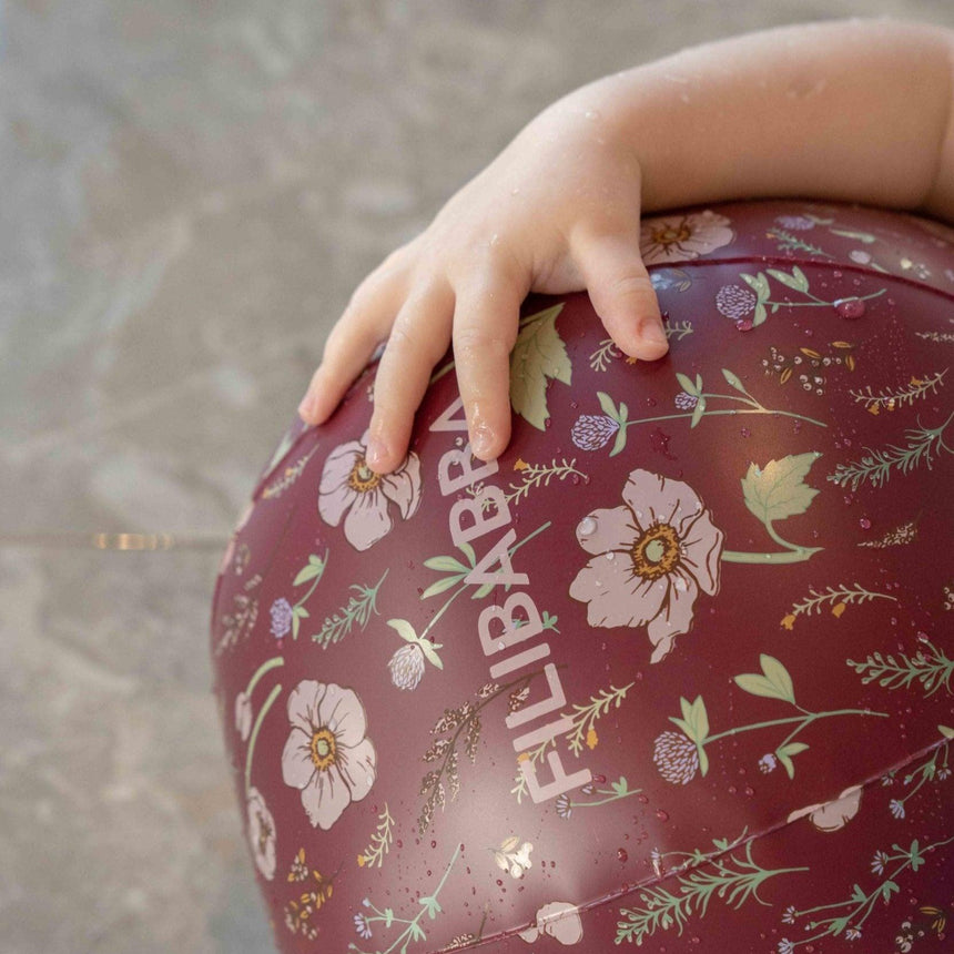 Piłka wodna dla dzieci Filibabba Beach Ball, kolorowa i pompowana, idealna na plażę i do letnich zabaw w wodzie.