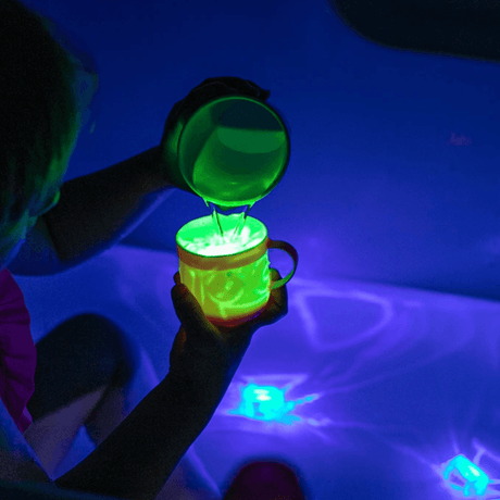 Świecące zabawki do kapieli Glo Pals Light-up Cubes, służące do ćwiczenia motoryki i wyobraźni podczas kąpieli.