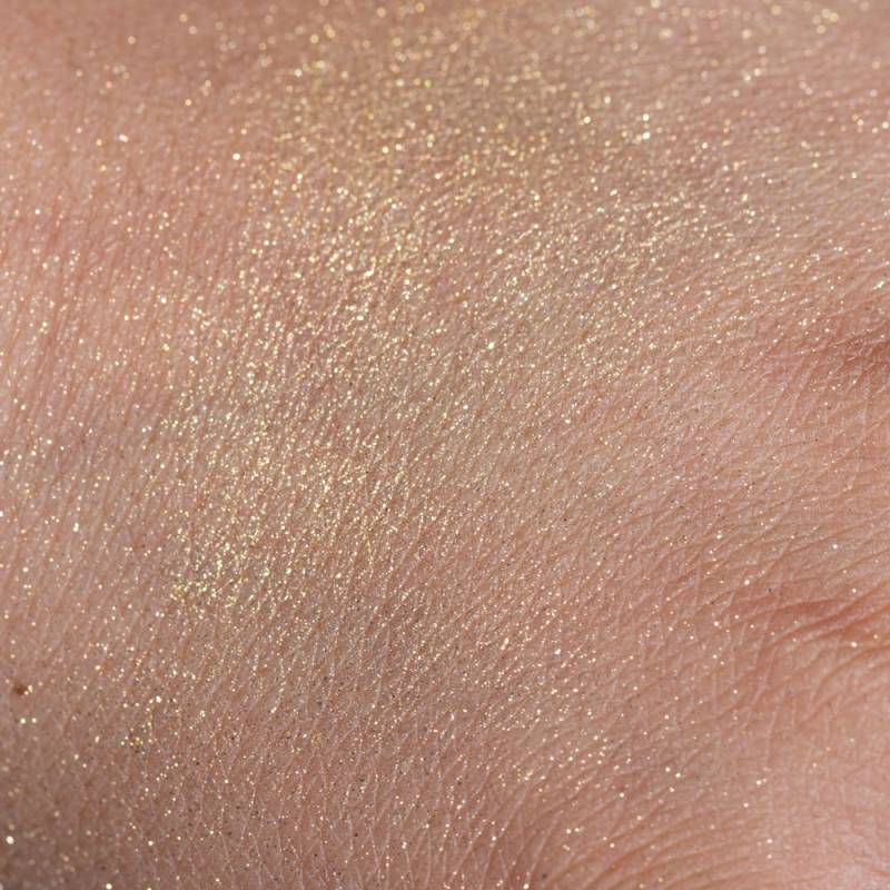 Namaki: Golden shimmering powder with Gold Sparkling Powder 4 G brush