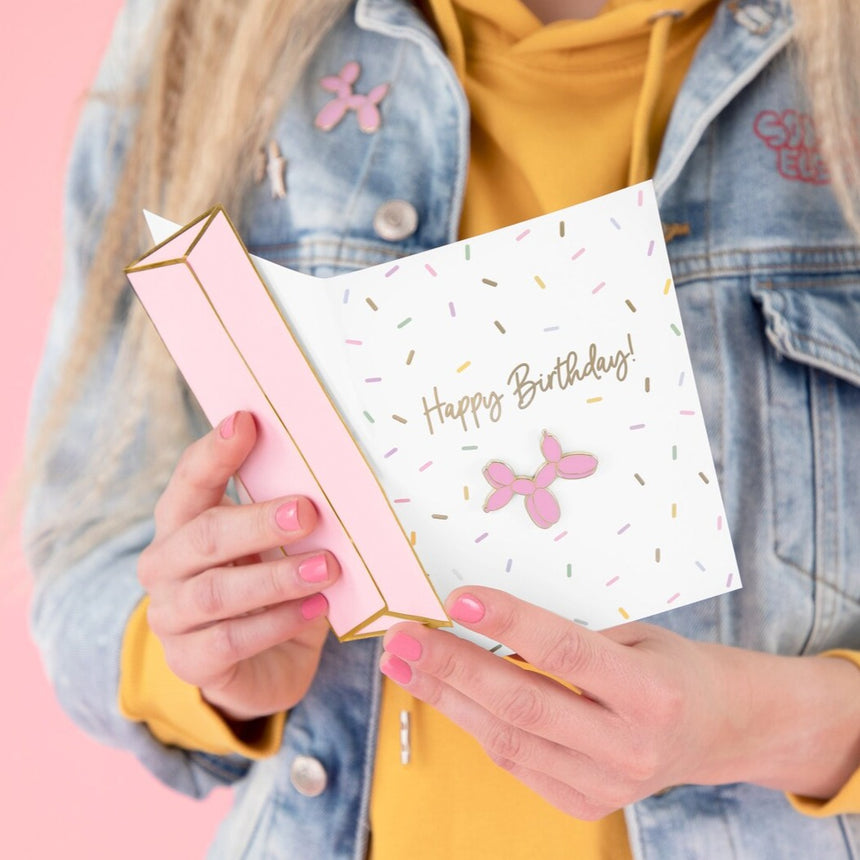 Kartka urodzinowa dla nastolatki z przypinką balonowego psa i napisem Happy Birthday - Partydeco Balloon Dog Pin.