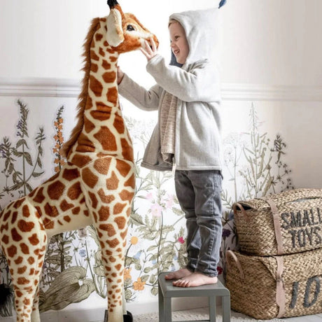 Żyrafa Childhome pluszowa maskotka 135 cm, idealna do przytulania i zabawy, wprowadza magiczny klimat dżungli do pokoju dziecka.