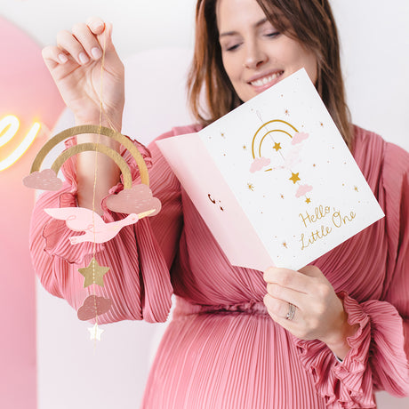 Kartka na narodziny dziewczynki Partydeco z różową zawieszką bociana, idealna na powitanie noworodka.