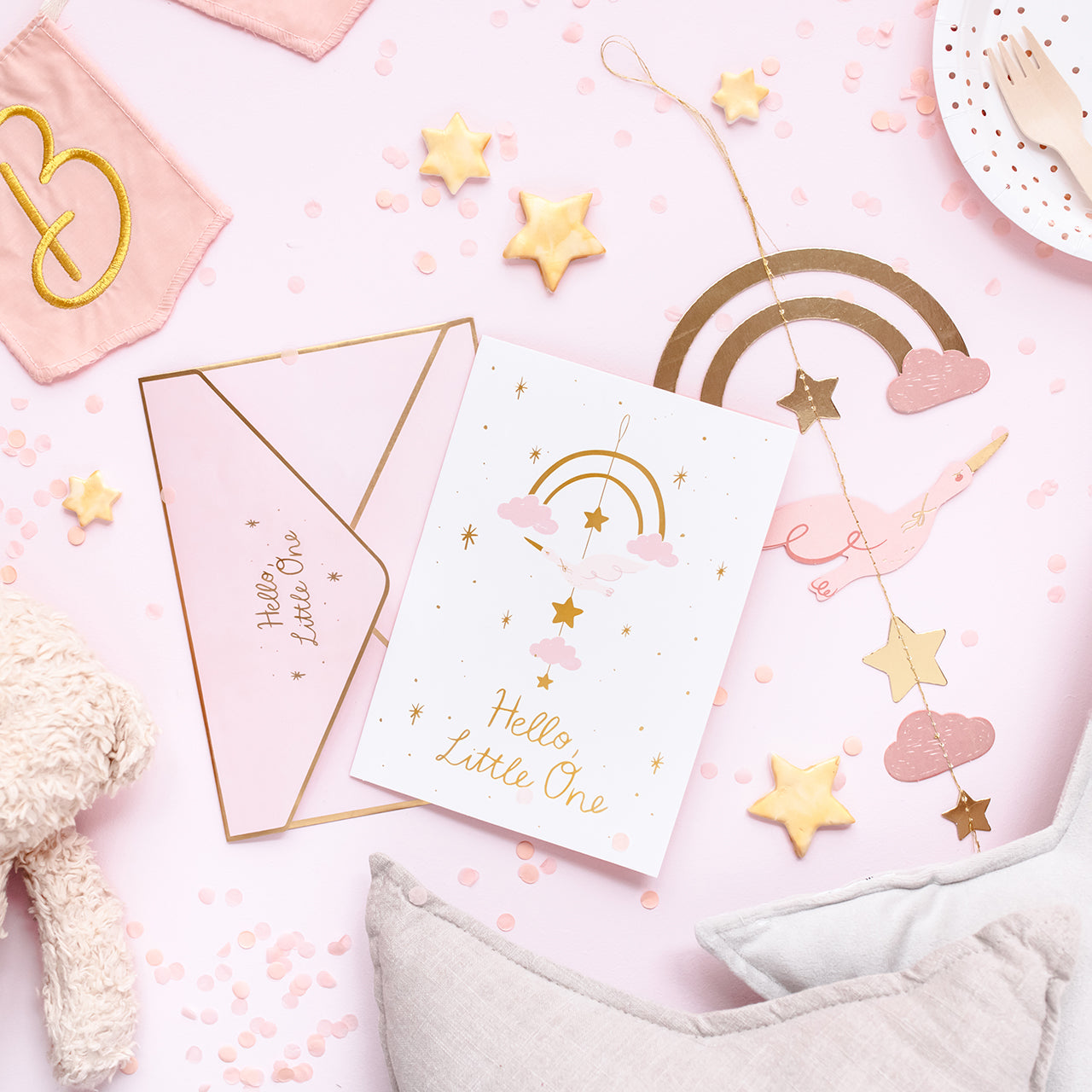PartyDeco: una tarjeta para el nacimiento de un niño con un colgante de rosa de cigüeña
