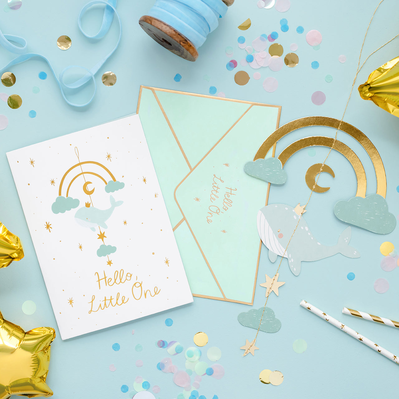 PartyDeco: A card for the birth of a child with a whale pendant