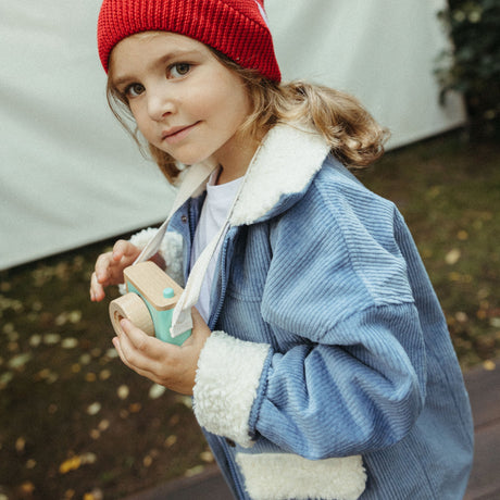 Kurtka sztruksowa dla dziecka z polarem, model Kid Story Teddy Air Blue Flowers, zapewnia ciepło i wygodę.