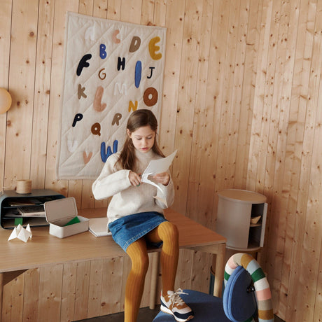 Koc dekoracyjny Liewood Verner z literami, ozdoba na ścianę, wykonany z bawełny, doda stylu i przytulności do pokoju dziecka.