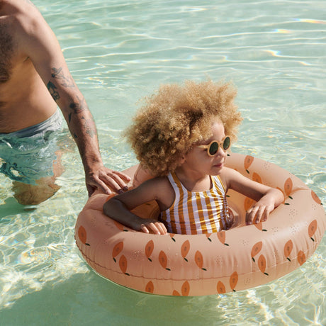 Koło do pływania Liewood Dawn dla niemowląt z siedziskiem, zapewnia bezpieczeństwo i komfort podczas wodnych zabaw.