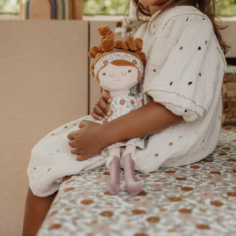 Materiałowa lalka Little Dutch Ava - mięciutka przytulanka w uroczej sukience dla dzieci łaknących przygód i zabawy.