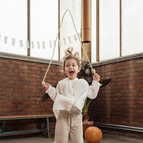 Skakanka Little Dutch dla dzieci, z drewnianymi rączkami, idealna do zabawy i aktywności fizycznej w domu i na dworze.