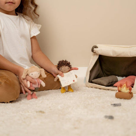 Lalka Little Dutch Na Kempingu - kreatywne zabawki dla dziewczynek, namiot, śpiworki, ognisko, mapa w zestawie.