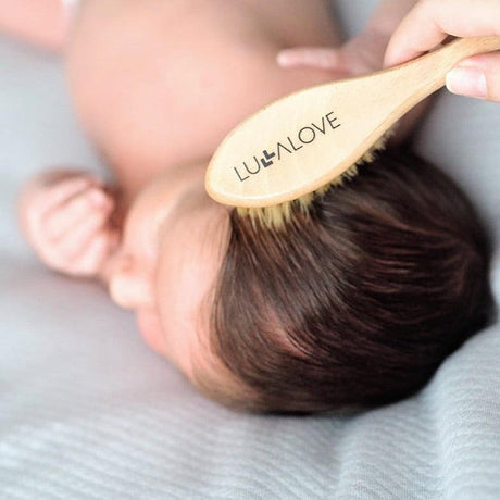 Szczotka dla niemowląt Lullalove z naturalnego włosia, idealna dla delikatnej skóry głowy, w zestawie z muślinową myjką.