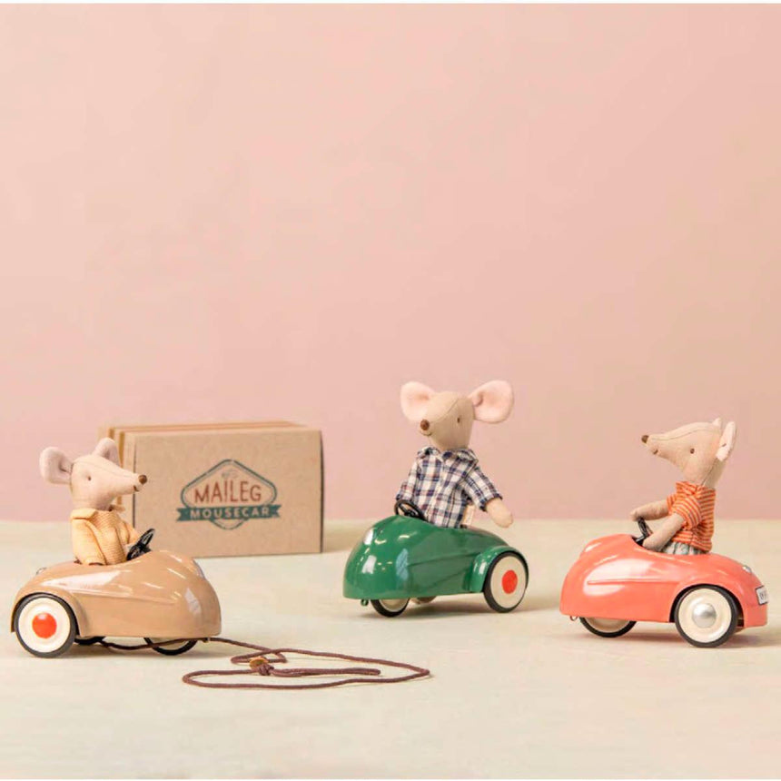Stylowe metalowe autko Maileg Mouse Car w klimacie retro, idealne dla przygód z ulubioną myszką Twojego malucha.