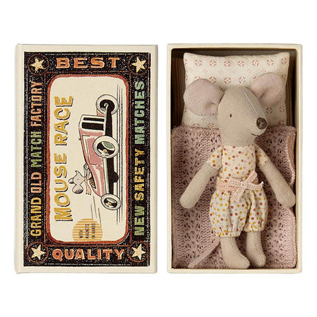 Myszka Maileg Little Sister 10 cm w pudełku zapałczanym-łóżeczku, idealna maskotka dla dzieci.