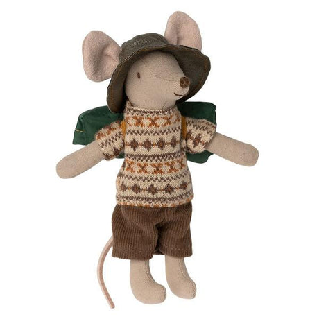 Mysz Maileg Hiker Mouse Big Brother, 13 cm, w stroju wędrowca, ze śpiworem, sweterkiem, spodniami i kapeluszem.