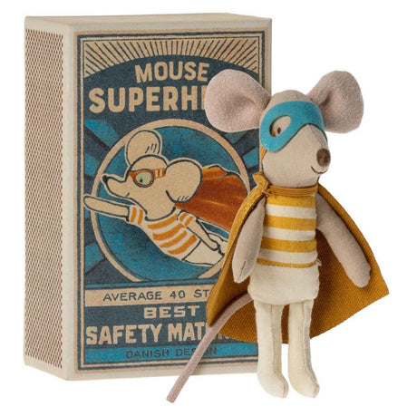 Myszka Superbohater Maileg Little Brother w pudełku, maskotka z peleryną i opaskami na oczy, idealna dla małych fanów przygód.