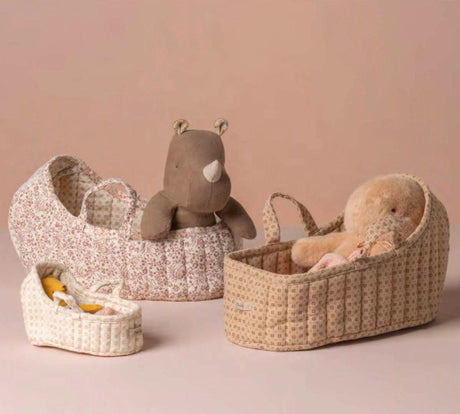 Nosidełko dla lalek Maileg Carry Cot 3w1, duże, z kocykiem i poduszką, idealne miejsce do snu dla myszek i króliczków.