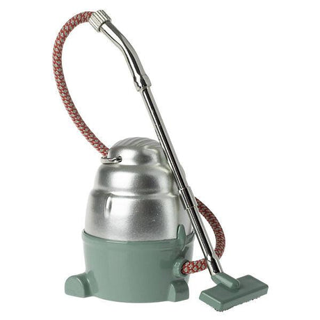 Odkurzacz zabawka Maileg Vacuum Cleaner, styl retro, metalowy, idealny dla dzieci, domki myszek i króliczków.