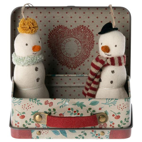 Ozdoby świąteczne Maileg Bałwanek w walizce 2 szt, urocze bawełniane bombki choinkowe dla magicznego świątecznego klimatu.