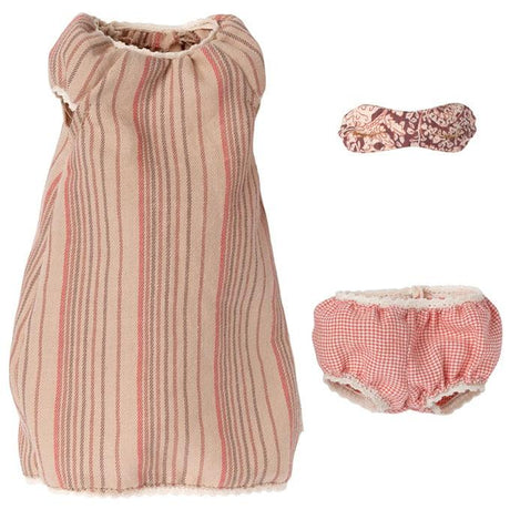 Piżama Maileg Medium Nightgown dla myszki - sukienka, majteczki i opaska na oczy, idealna na słodkie sny i piżamowe przyjęcia.