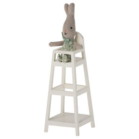 Drewniane krzesełko do karmienia dla lalek Maileg My High Chair, idealne dla myszek i króliczków, urocze i realistyczne.