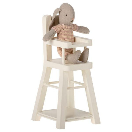 Krzesełko do karmienia drewniane Maileg Off White dla myszek i króliczków Micro, idealne do domku dla lalek, wysokość 17 cm.
