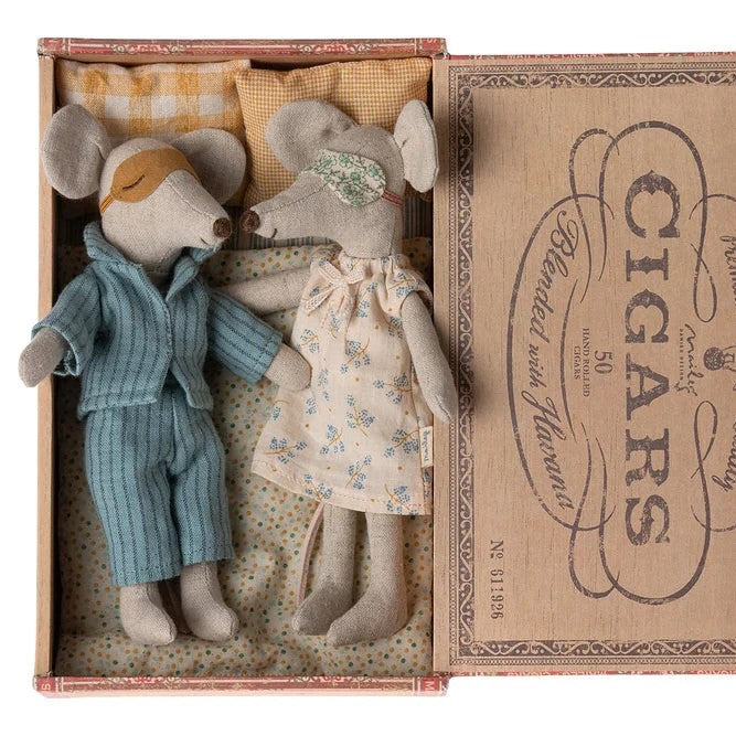 Maileg: Mama and Dad in the MUM and DAD In Cigarbox 17 cm box
