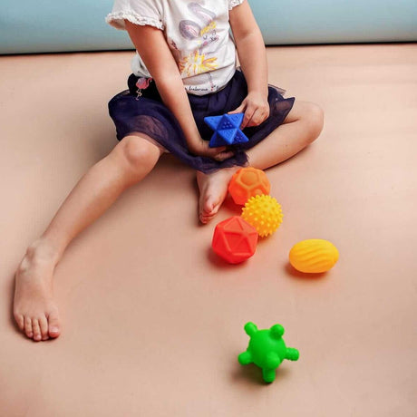 Kolorowe piłeczki sensoryczne Mom's Care Sensorky wspierają rozwój niemowląt, małą motorykę i rozpoznawanie kształtów.