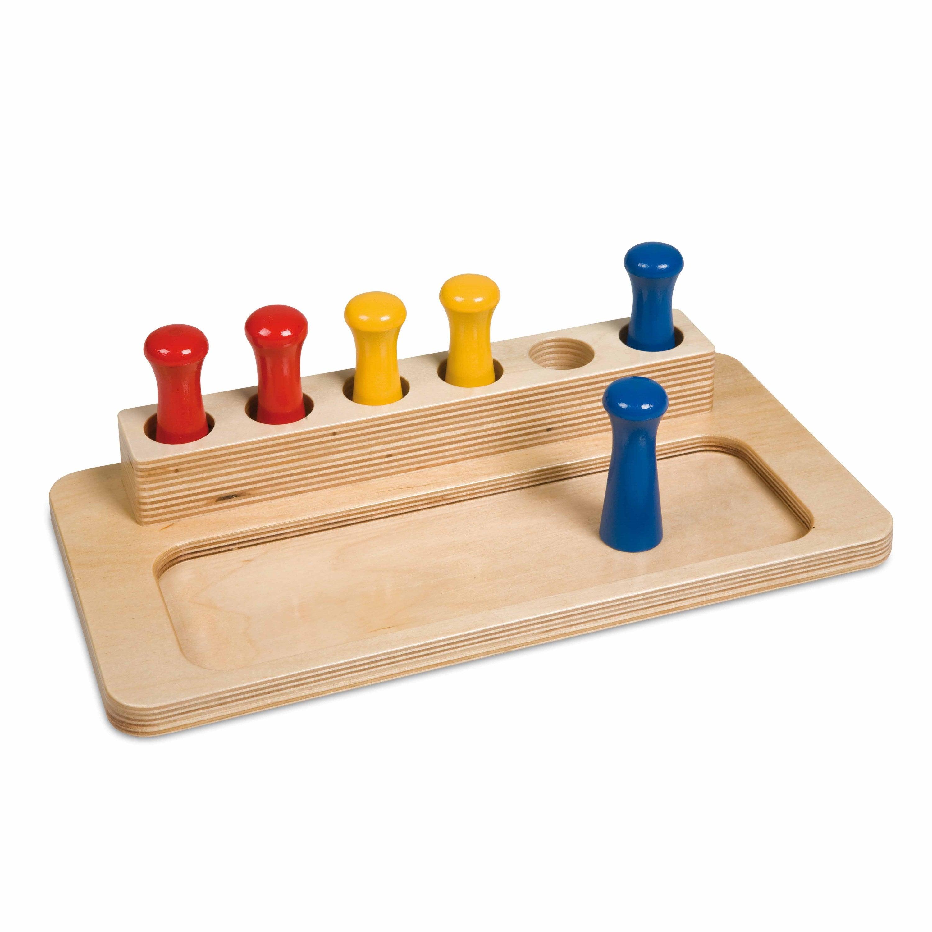 Nienhuis Montessori: kołeczki Imbucare Peg Box - Noski Noski