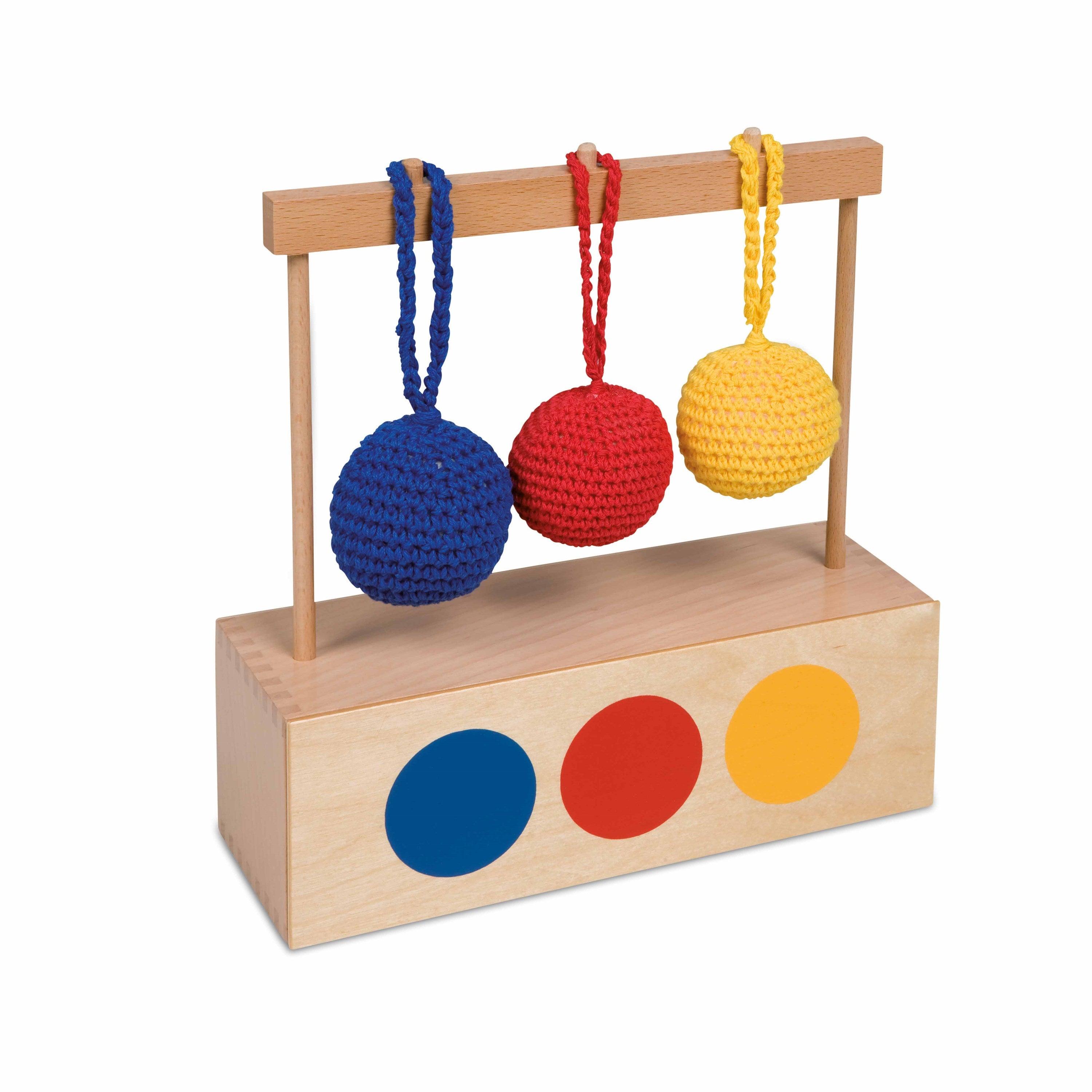 Nienhuis Montessori: pudełko z piłeczkami Imbucare Box With 3 Colored Knit Balls - Noski Noski