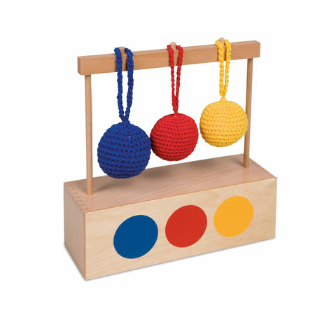 Drewniane pudełko Montessori z kolorowymi dzianinowymi piłkami dla dzieci, rozwija manualne zdolności i koordynację ruchową.