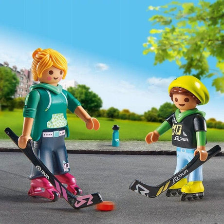 Playmobil DuoPack Hokej na Rolkach, figurki mamy i syna z kijami i krążkiem do zabawy w hokej na rolkach.