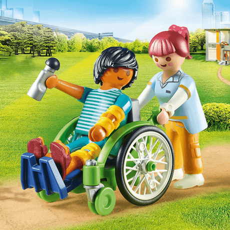 Pacjent Playmobil na wózku inwalidzkim z ruchomym wózkiem i ortopedycznymi szynami, uczący empatii i troski o innych.