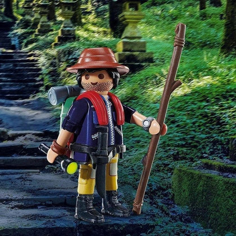 Figurka Playmobil Poszukiwacz Przygód Playmo Friends z plecakiem, kapeluszem i latarką, idealna na każdą wyprawę.