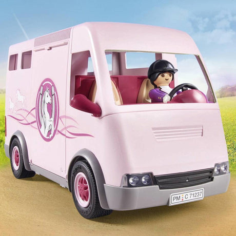 Playmobil Country Transporter Koni z figurką dżokejki, idealny zestaw dla miłośników jazdy konnej, zapewnia bezpieczny transport.