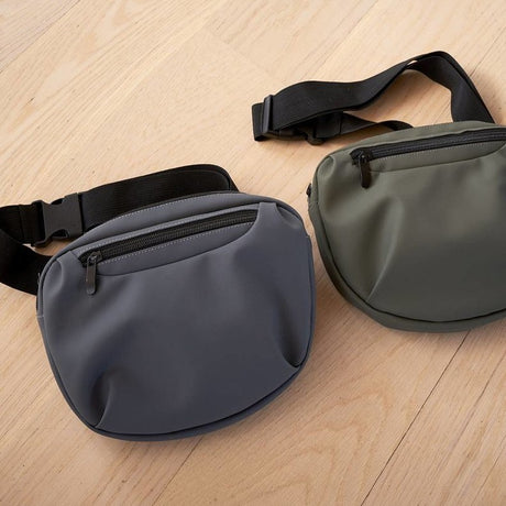 Stylowa torba do przewijania Baby Dan - kompaktowa i pojemna, idealna na niezbędne akcesoria podczas spacerów.