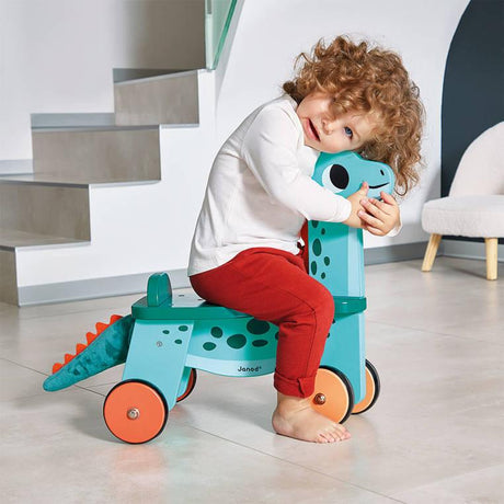 Drewniany chodzik dla dziecka Janod Dinozaury, stabilny pchacz wspierający rozwój ruchowy.