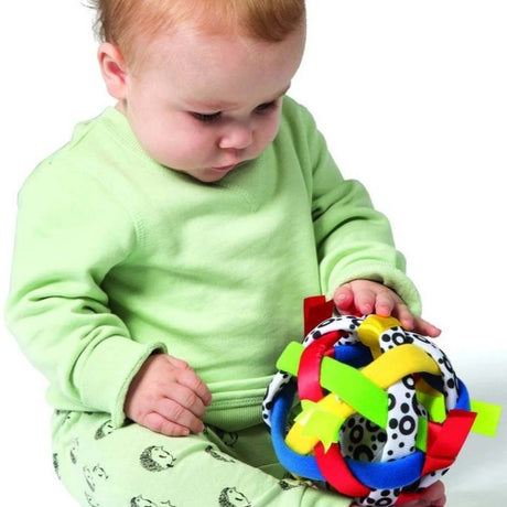 Kolorowa grzechotka Manhattan Toy, piłka sensoryczna dla niemowlaka, wspomaga rozwój zmysłów i zdolności motorycznych.