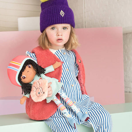 Szmaciana lalka Liza skaterka, bezpieczna i miękka, doskonała do przytulania i zabawy dla małych fanek rolek.