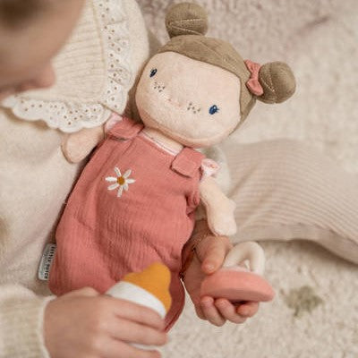 Lalka bobas Little Dutch Baby Rosa w nosidełku, idealna pierwsza przyjaciółka, doskonała do kreatywnej zabawy dla dzieci.