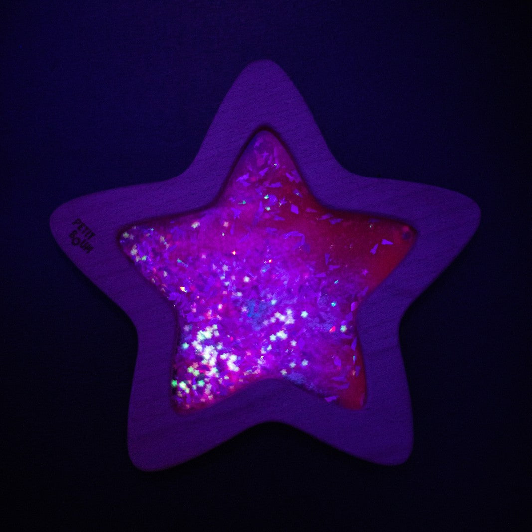 Petit Boum: Ein sensorisches Spielzeug, das im dunklen Stern leuchtet