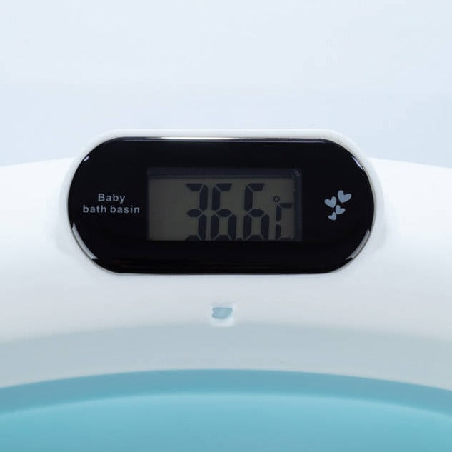 To-ma: bains repliés avec un thermomètre et un bain de bain bleu