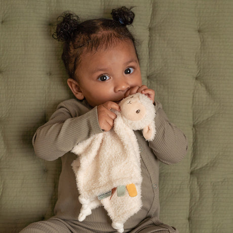 Pluszaki Little Dutch Farma - miękkie i przytulne maskotki, idealne dla malucha; wspierają rozwój sensoryczny dziecka.